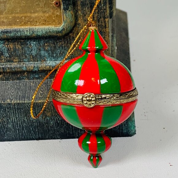Finial Red Green Porcelain Hinged Surprise Gift Trinket Box Christmas Ornament - Picture 3 of 5
